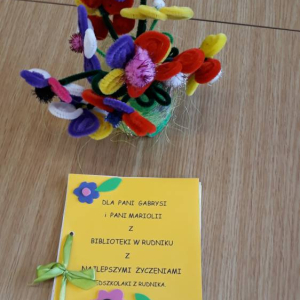 Życzenia i kwiatki od przedszkolaków na Dzień Bibliotekarza